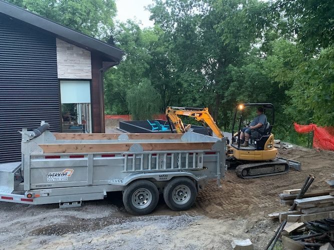 Excavatrice sur chantier résidentiel